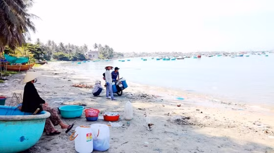 Người dân làng chài Mũi Né với nỗi buồn cảnh quan đổi thay.