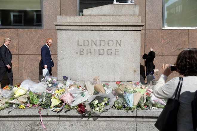 Đặt hoa tưởng niệm các nạn nhân vụ tấn công khủng bố tại Cầu London. (Nguồn: AFP/TTXVN)
