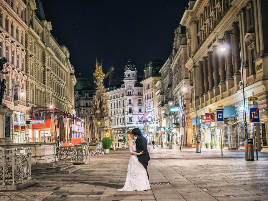  Kể từ đó, hai người trò chuyện và gặp gỡ nhau nhiều hơn, bất chấp khác biệt về văn hóa, ngôn ngữ và múi giờ.