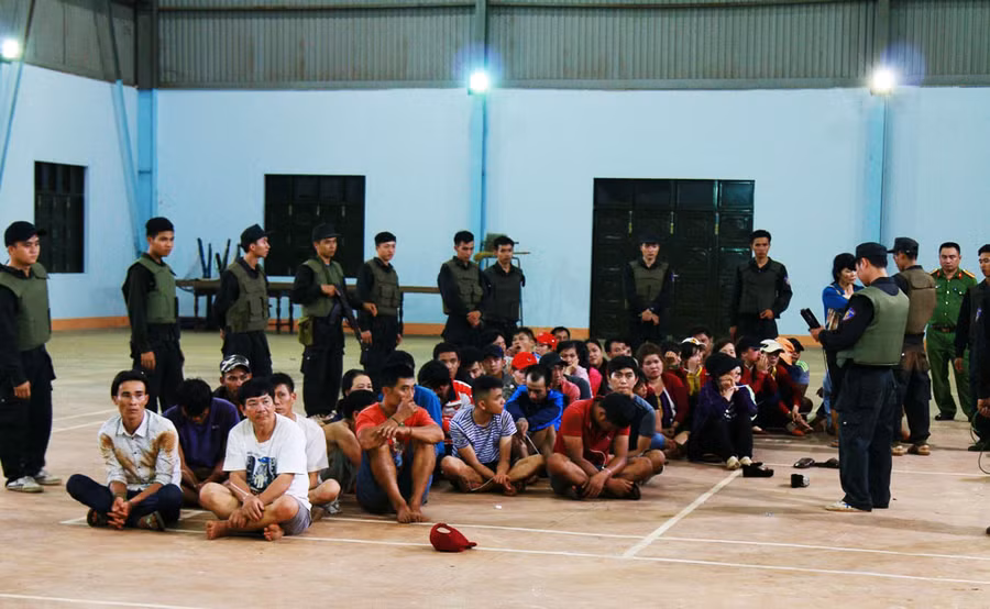 Sau một thời gian theo dõi, công an đã đánh úp bắt trọn ổ bạc của Tài Du.