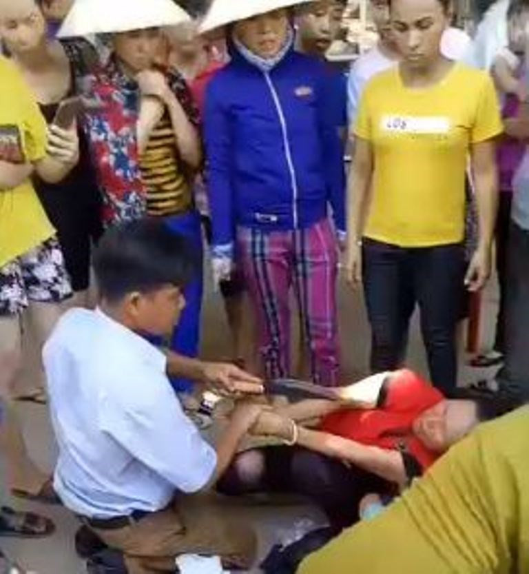 Bà Hương bị bệnh, đi lạc, người dân nghi ngờ, nhầm tưởng bà đi bắt cóc trẻ em đã bắt giữ bà rồi mang dao ra tra khảo.