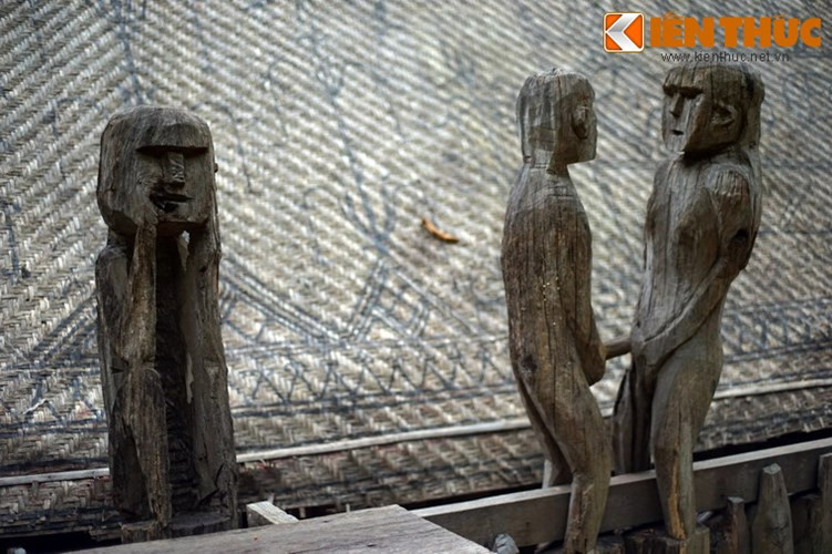 Những bức tượng nhà mồ của người Gia Rai không chỉ là các sản phẩm điêu khắc dân gian đơn thuần, mà còn thể hiện quan niệm nhân sinh về cuộc đời.