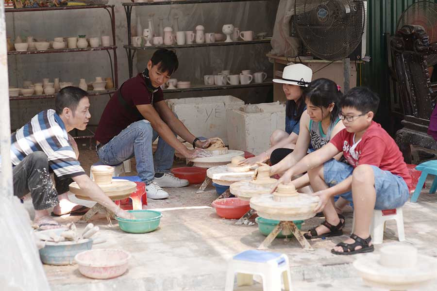 Du khách mua sản phẩm tự tay mình làm chỉ cần trả từ 50 ngàn đồng đến 60 ngàn đồng. Ảnh: Minh Thi Ảnh: Minh Thi