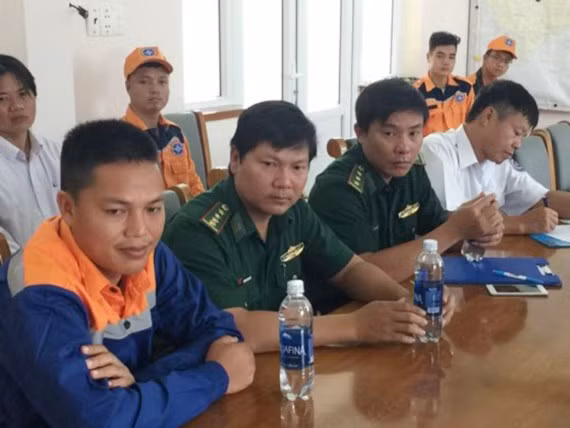  Nạn nhân ngồi ngoài cùng bên trái