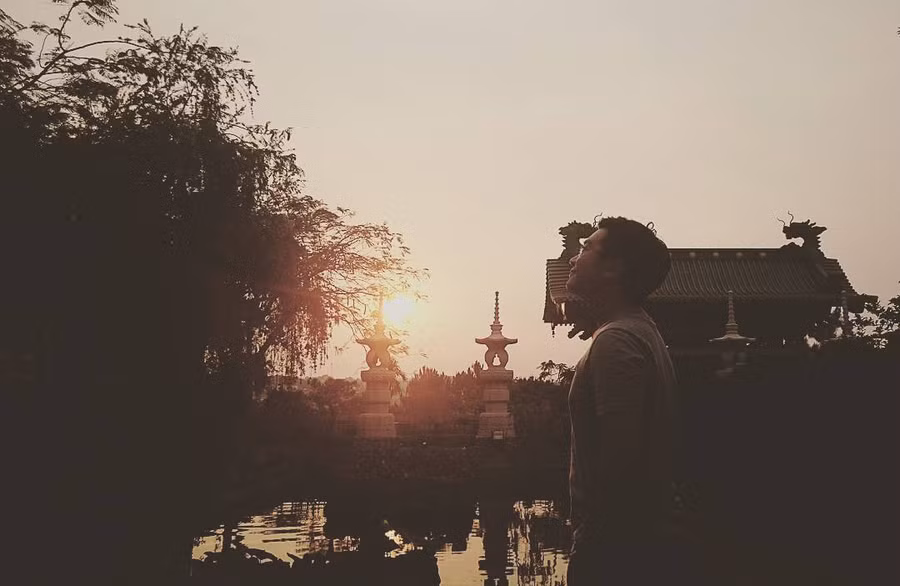  Để những bụi trần tan biến trong tiếng chuông chùa vang vọng khắp nơi - Ảnh: Brendonguyen895