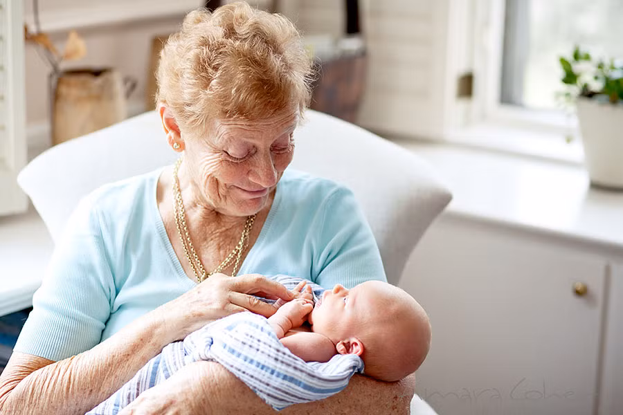 Hãy chủ động nhờ ông bà/anh chị/bạn bè trông con để bạn ra ngoài mua sắm. Đừng ngồi đợi người ta hỏi bạn có cần giúp đỡ không.