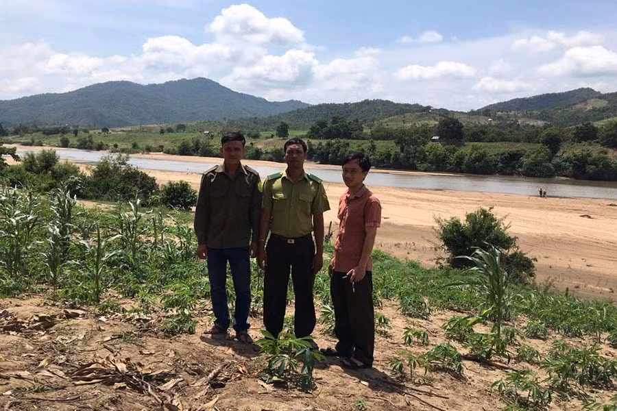 Cán bộ Hạt Kiểm lâm huyện Ia Pa kiểm tra đo đạc đất bị dân lấn chiếm làm đất nông nghiệp, chuẩn bị trồng rừng. Ảnh: Mai Linh