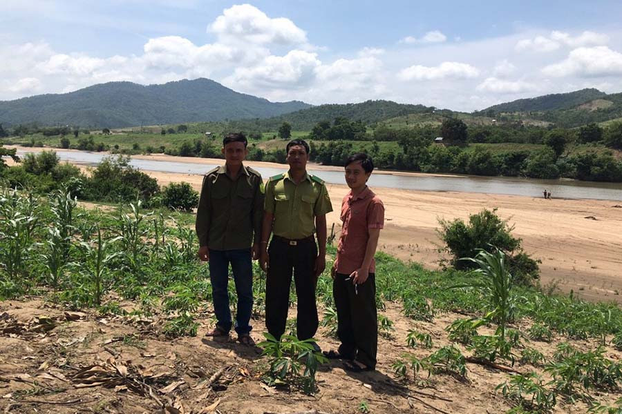 Cán bộ Hạt Kiểm lâm huyện Ia Pa kiểm tra đo đạc đất bị dân lấn chiếm làm đất nông nghiệp, chuẩn bị trồng rừng. Ảnh: Mai Linh