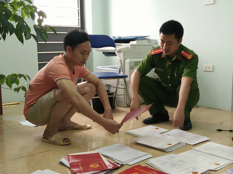 Công an làm việc với đối tượng Hà Văn Nghĩa. Công an làm việc với đối tượng Hà Văn Nghĩa.