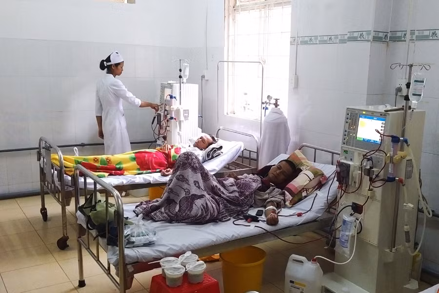 Bệnh nhân điều trị chạy thận tại Trung tâm Y tế TP. Pleiku. Ảnh: N.G