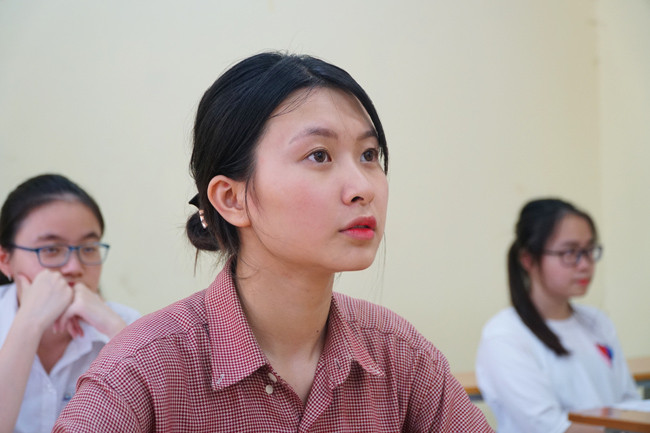 Thí sinh Vũ Lan Anh (THPT Cầu Giấy, Hà Nội) với vẻ hồn nhiên, trong sáng trong phòng thi.