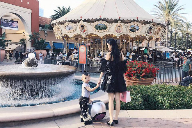 Tiểu Giang cùng con trai 2 tuổi của mình Tiểu Giang cùng con trai 2 tuổi của mình