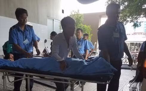 Nạn nhân tử vong được chở đi khám nghiệm (Ảnh: VNN)