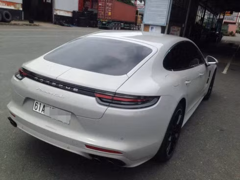 Porsche Panamera Turbo 2017 này sở hữu màu sơn trắng, đi kèm với tùy chọn là la-zăng thể thao theo phong cách 911 Turbo Design với đường kính 21 inch, cặp ống xả thể thao và gói kích hoạt chế độ thể thao Sport Chrono Package.
