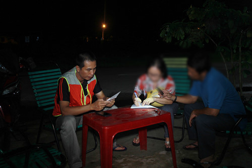 Một gia đình tìm đến anh Đặng Văn Phúc nhờ hỗ trợ thông tin tìm kiếm người thân. Một gia đình tìm đến anh Đặng Văn Phúc nhờ hỗ trợ thông tin tìm kiếm người thân.