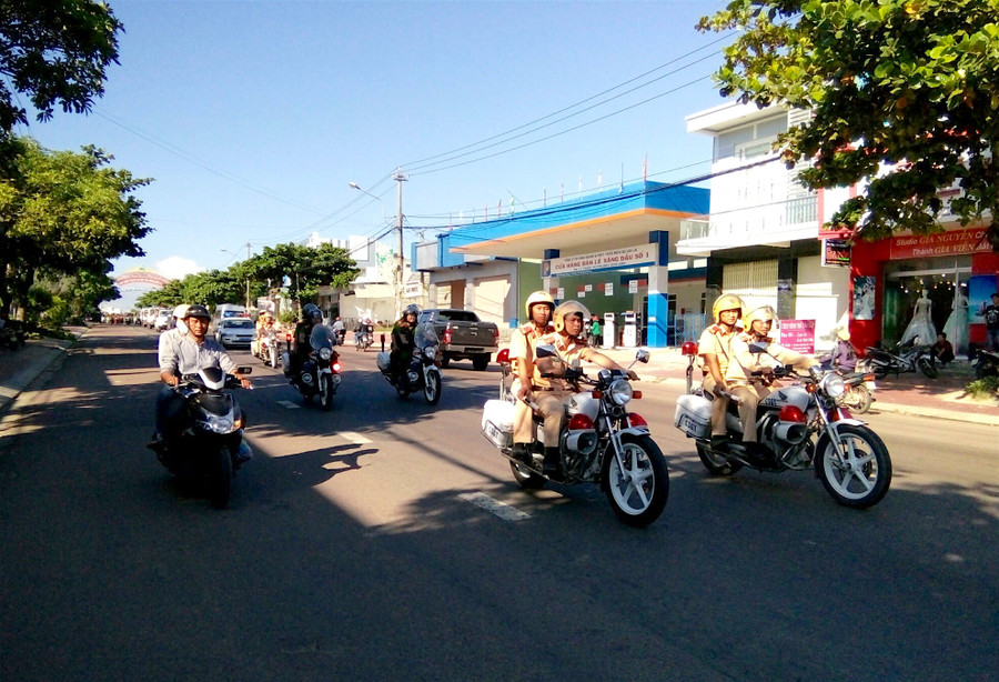 Ra quân kiểm tra, xử lý vi phạm an toàn giao thông. Ảnh: Hồng Thi Ra quân kiểm tra, xử lý vi phạm an toàn giao thông. Ảnh: Hồng Thi