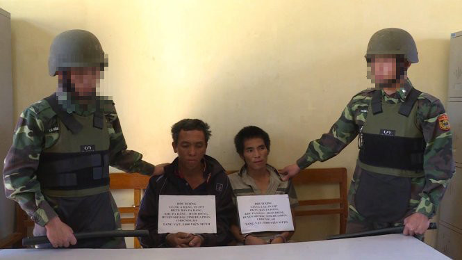 Hai người bị tạm giữ tại cơ quan chức năng Hai người bị tạm giữ tại cơ quan chức năng