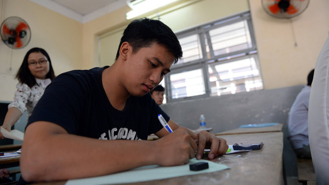 Nam có mặt tại điểm thi trường THCS Trần Văn Ơn từ rất sớm để làm thủ tục dự thi