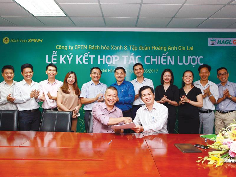 Có thể hiểu đây là cái bắt tay giữa 2 nhà khởi nghiệp tại lễ ký hợp tác phát triển chuỗi phân phối nông sản.