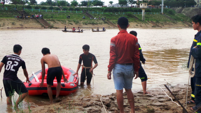 Người dân và ngành chức năng nỗ lực tìm kiếm thi thể ông A Dot Người dân và ngành chức năng nỗ lực tìm kiếm thi thể ông A Dot