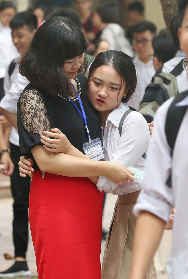 Trìu mến trong vòng tay của cô giáo.