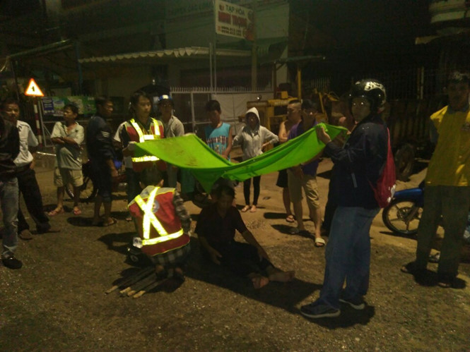 Một vụ tai nạn giao thông giữa lúc trời mưa, các thành viên Đội Cứu nạn giao thông Tây Ninh dốc sức sơ cứu người gặp nạn.