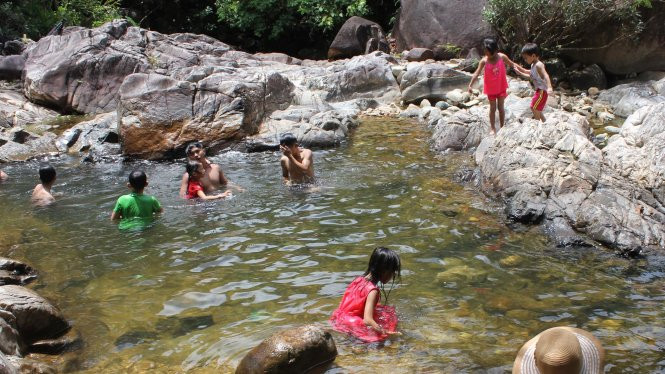 Những vụng nước nhỏ, nơi du khách tha hồ tắm mát.