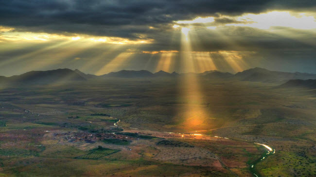 Những tia nắng ban mai chiếu xuống ngôi làng nhỏ ở Berber, Ma-rốc. Những tia nắng ban mai chiếu xuống ngôi làng nhỏ ở Berber, Ma-rốc.
