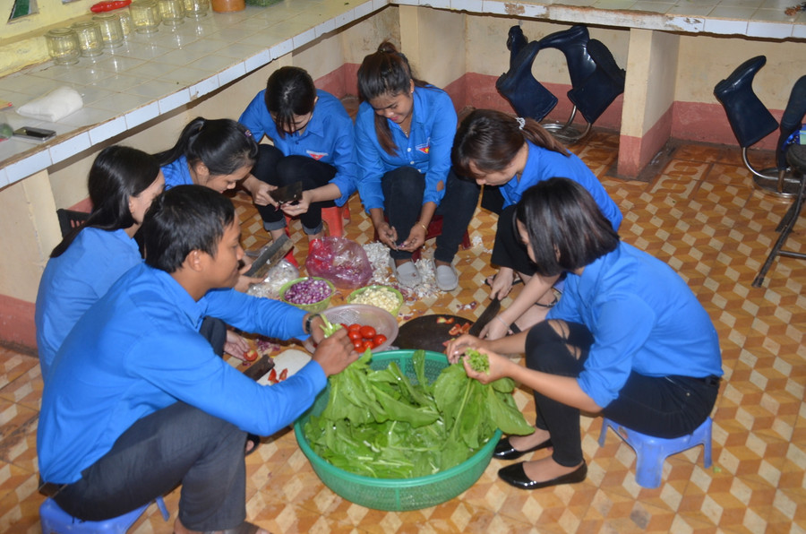 Nhóm tình nguyện tại huyện Đức Cơ chuẩn bị cơm cho thí sinh và phụ huynh có nhu cầu. Ảnh: Vĩnh Hoàng Nhóm tình nguyện tại huyện Đức Cơ chuẩn bị cơm cho thí sinh và phụ huynh có nhu cầu. Ảnh: Vĩnh Hoàng