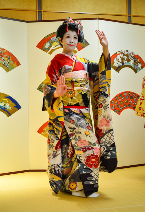 Maiko biểu diễn ca múa Maiko biểu diễn ca múa