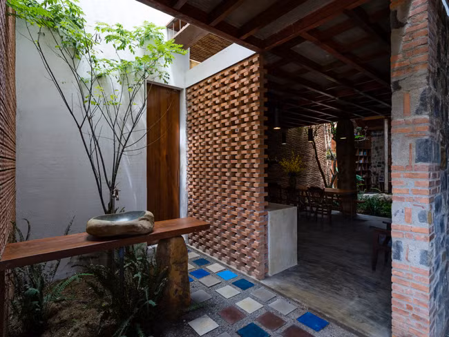 Ngôi nhà mới rộng rãi gần như đã đáp ứng hết những yêu cầu khắt khe của gia chủ. Ngôi nhà mới rộng rãi gần như đã đáp ứng hết những yêu cầu khắt khe của gia chủ.