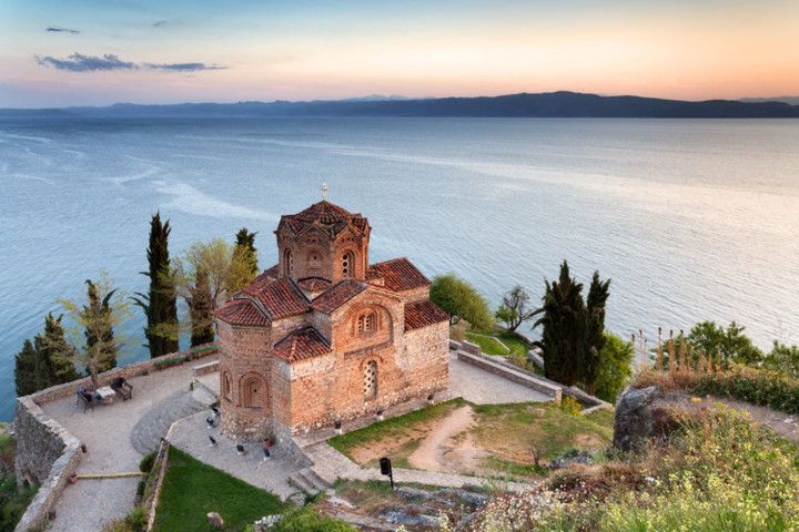 Ohrid, Macedonia. Những di sản văn hóa, những công trình kiến trúc đặc sắc và hệ sinh thái, môi trường tự nhiên còn nguyên thủy được bảo tồn tốt, Ohrid đã được UNESCO công nhận là Di sản hỗn hợp vào năm 1979. Ohrid, Macedonia. Những di sản văn hóa, những công trình kiến trúc đặc sắc và hệ sinh thái, môi trường tự nhiên còn nguyên thủy được bảo tồn tốt, Ohrid đã được UNESCO công nhận là Di sản hỗn hợp vào năm 1979.