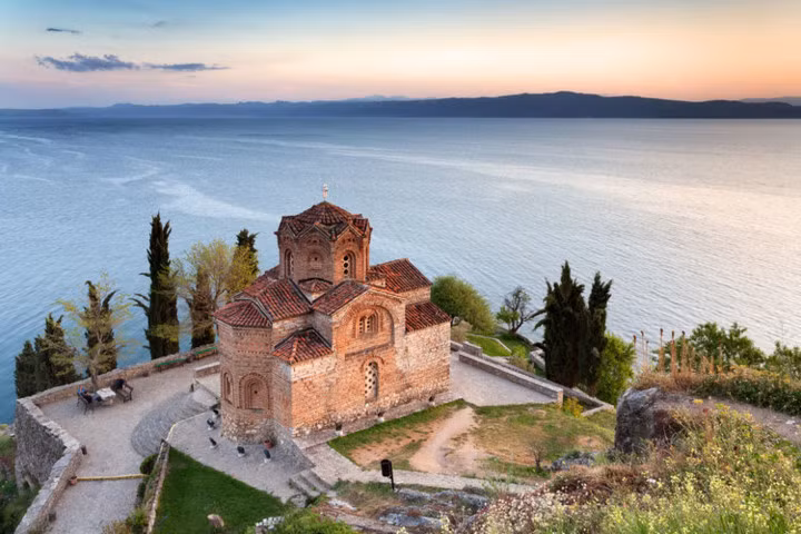 Ohrid, Macedonia. Những di sản văn hóa, những công trình kiến trúc đặc sắc và hệ sinh thái, môi trường tự nhiên còn nguyên thủy được bảo tồn tốt, Ohrid đã được UNESCO công nhận là Di sản hỗn hợp vào năm 1979.