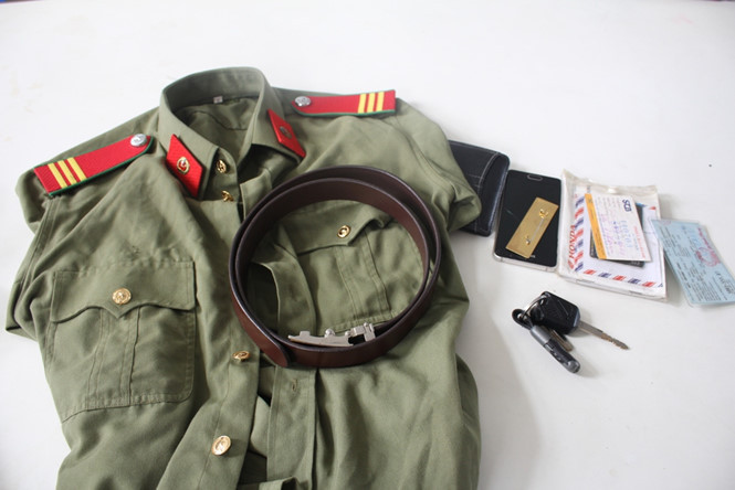 Trang phục ngành công an mà Nhựt trộm được rồi mặc đến quán nhậu 'giựt le' Trang phục ngành công an mà Nhựt trộm được rồi mặc đến quán nhậu 'giựt le'