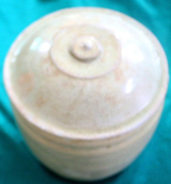 Chiếc thạp bằng gốm cổ vẫn còn nguyên vẹn.