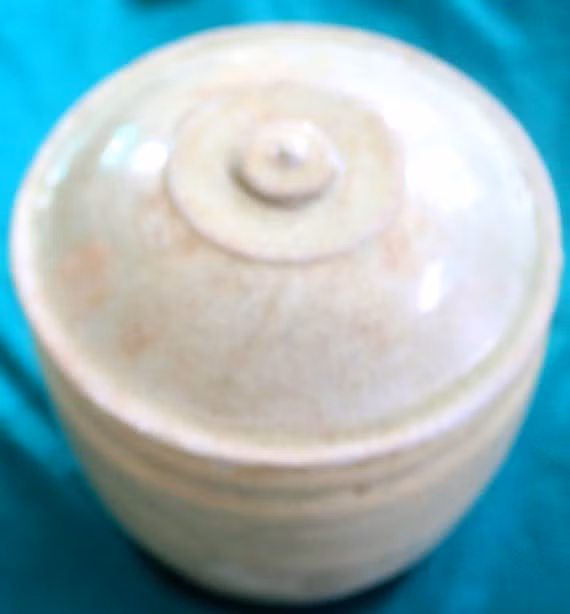 Chiếc thạp bằng gốm cổ vẫn còn nguyên vẹn.