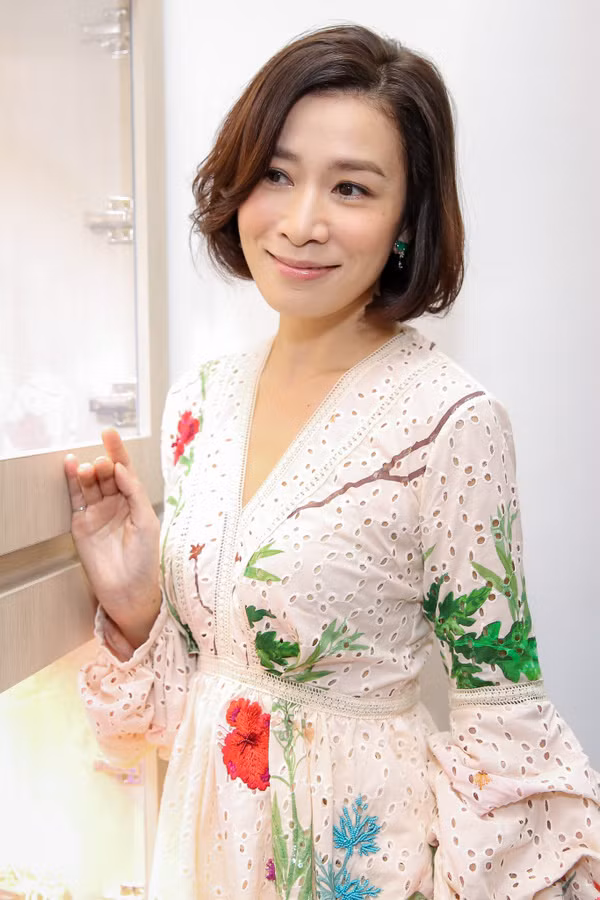 Diễn viên Hong Kong bận rộn đóng phim vẫn sắp xếp thời gian đến TP HCM ủng hộ bạn thân. 