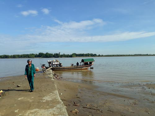 Phương tiện duy nhất để người dân thôn Hồng Lam giao lưu, tiếp xúc với cộng đồng là con đò nhỏ. Phương tiện duy nhất để người dân thôn Hồng Lam giao lưu, tiếp xúc với cộng đồng là con đò nhỏ.