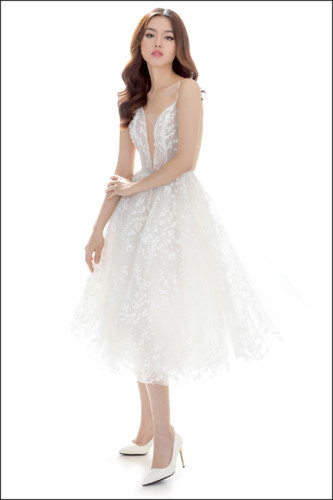 Chia sẻ về lý do chọn Khánh Linh làm đại diện cho BST mới này, nhà thiết kế Chung Thanh Phong cho rằng Khánh Linh có vẻ đẹp tinh tế, sang trọng và khuôn mặt mong manh cuốn hút.