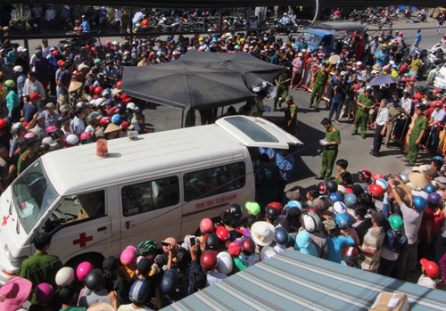 Lực lượng chức năng giải tỏa hiện trường Lực lượng chức năng giải tỏa hiện trường