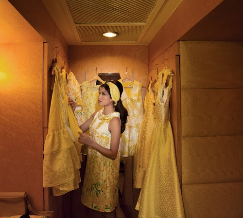 Phạm Hương hóa quý cô mùa hạ với hoạ tiết hoa tử đằng, mimosa