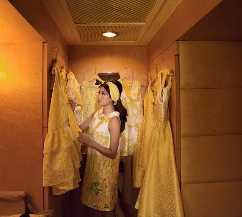 Phạm Hương hóa quý cô mùa hạ với hoạ tiết hoa tử đằng, mimosa