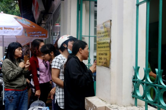 Những ánh mắt dõi theo các thí sinh vào phòng thi.