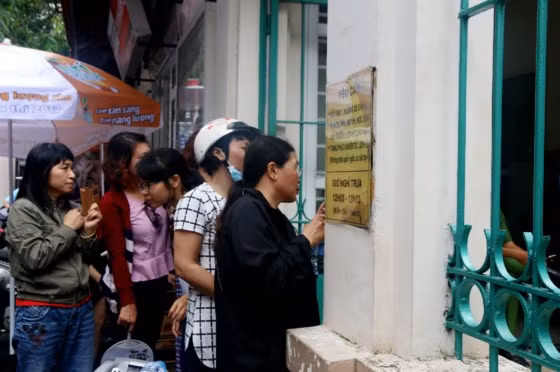 Những ánh mắt dõi theo các thí sinh vào phòng thi.