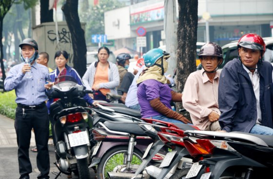 Phía bên ngoài trường thi, không ít những ánh mắt lo lắng, ngóng chờ mong con thi tốt.