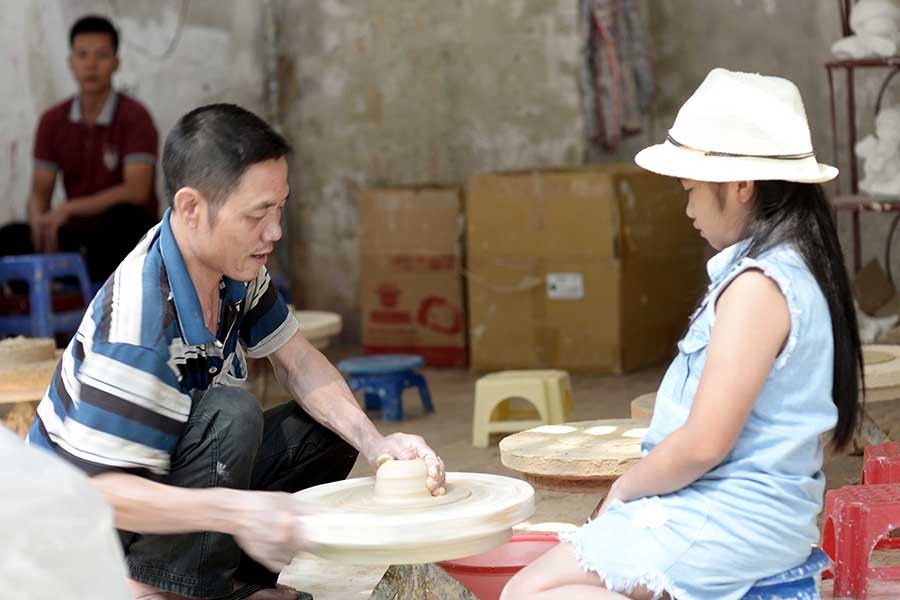 Du khách có thể vừa tham quan làng gốm Bát Tràng, vừa có thể tự trải nghiệm làm gốm cùng những nghệ nhân. Ảnh: Minh Thi Ảnh: Minh Thi