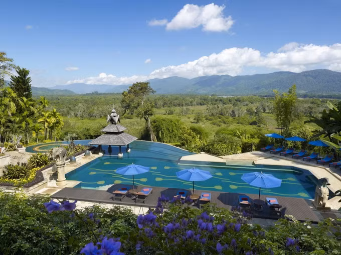 Du khách vừa ngâm mình trong bể bơi vô cực ở Anantara vừa có thể ngắm cảnh Thái Lan, Myanmar, Lào, nơi có tên gọi 