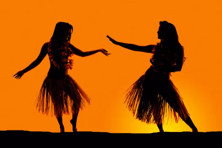 Trở thành nhà thiết kế thời trang: Tại sao không thử biến mình thành một nhà thiết kế thời trang với những chiếc váy bằng lá hay vòng cổ, vòng đeo tay làm từ vật liệu có sẵn trên đảo. Trở thành nhà thiết kế thời trang: Tại sao không thử biến mình thành một nhà thiết kế thời trang với những chiếc váy bằng lá hay vòng cổ, vòng đeo tay làm từ vật liệu có sẵn trên đảo.