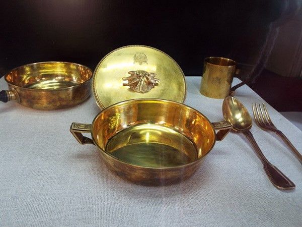 Đồ dùng nhà bếp mạ vàng do ngự xưởng chế tác. Đồ dùng nhà bếp mạ vàng do ngự xưởng chế tác.