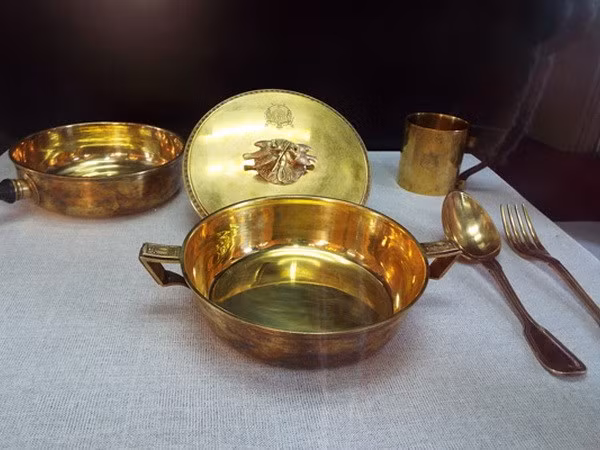Đồ dùng nhà bếp mạ vàng do ngự xưởng chế tác.